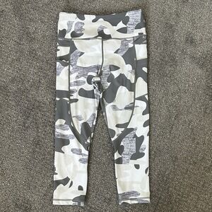 ZYIA Active Light N Tight Size 6-8 Crop Side Pockets ~ White/Grey Camo